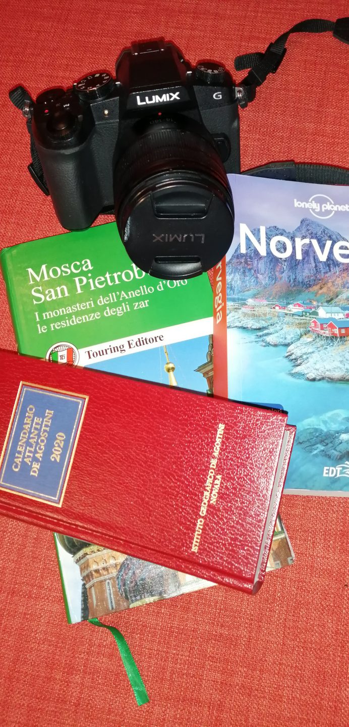Viaggi in Europa. Camera fotografica e guide.