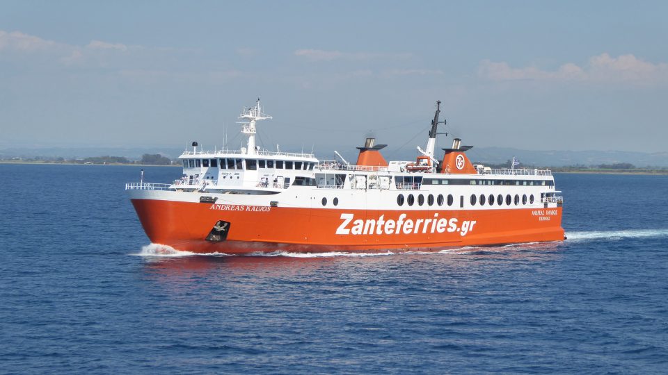 Europa. Traghetto che naviga in direzione di Zante.