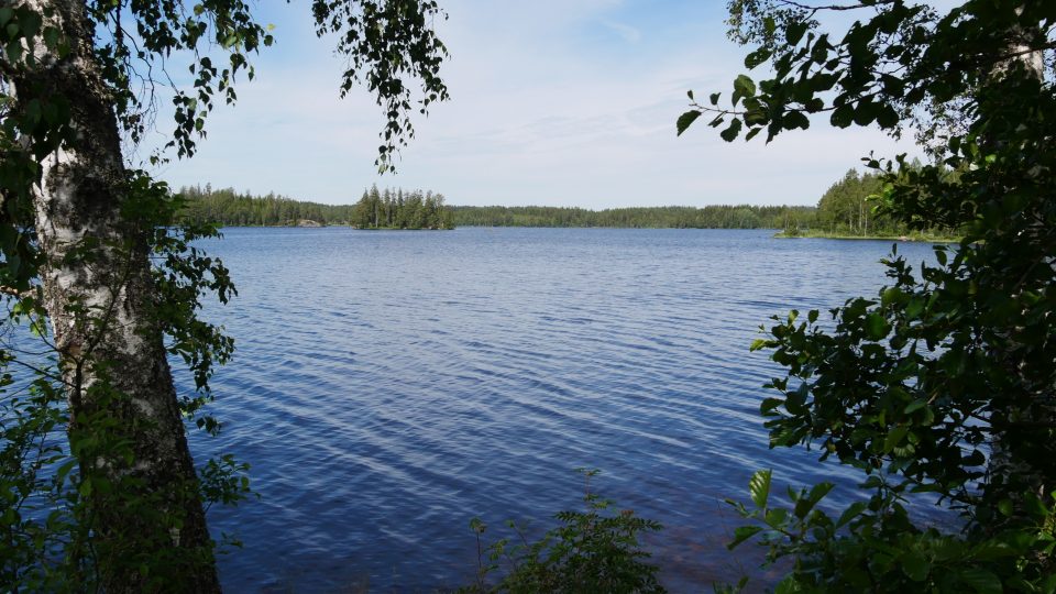 Granna e Kalmar. Lago nella pianura svedese con sosta attrezzata per pic.nic, circondato da stupende foreste.