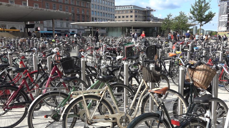 Copenaghen. Parcheggio di biciclette nei pressi di una stazione del metro.