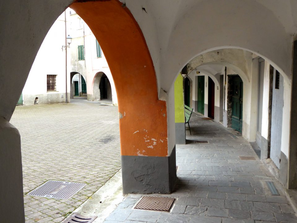Varese Ligure. Portici all'interno del Borgo Rotondo.