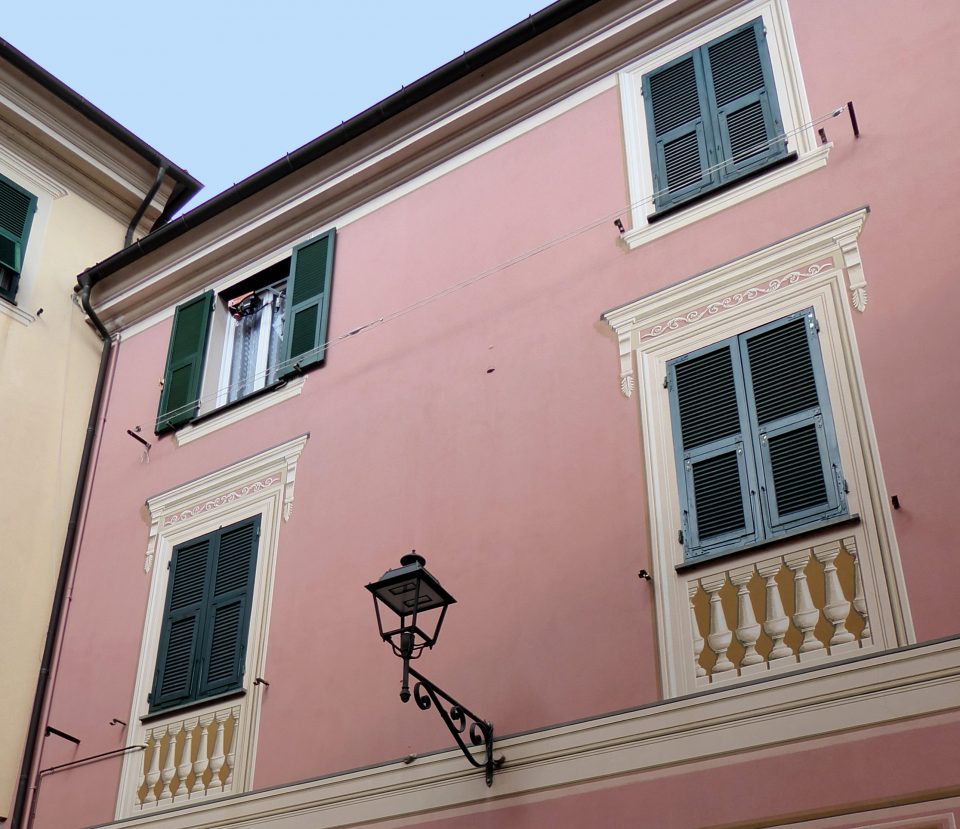 Varese Ligure.Particolare di facciata in rosa e decorata.
