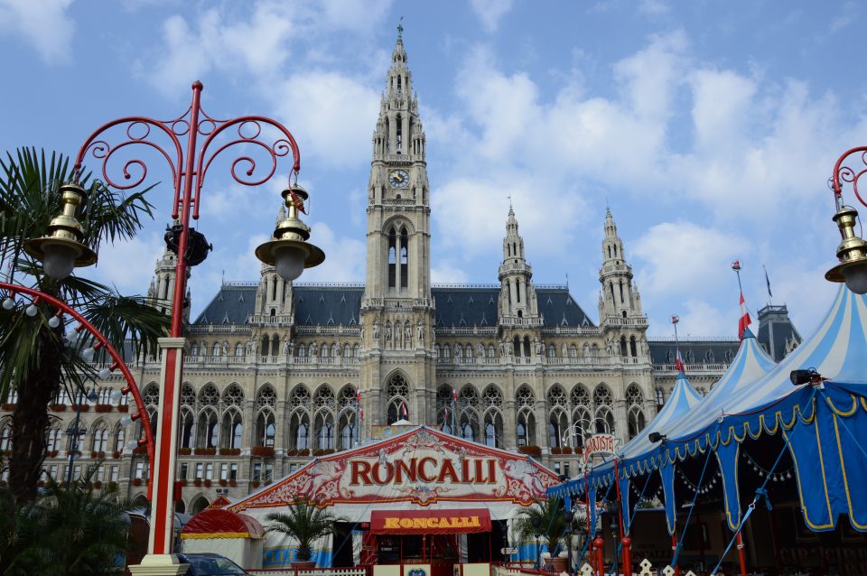 Vienna. Il Municipio con ikl vecchio e famoso circo Roncalli.