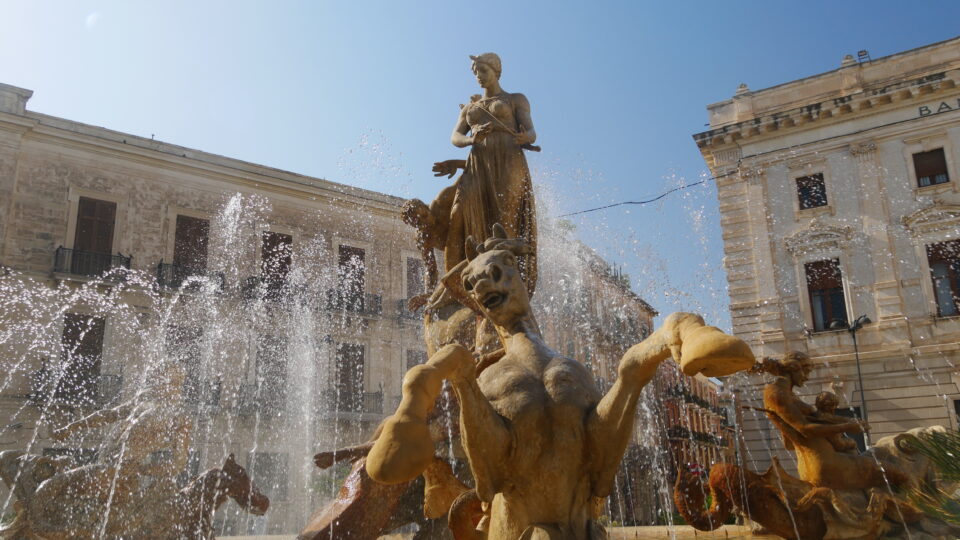 Siracusa. Fontana di Artemide in piazza Archimede.