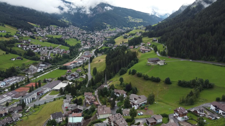 Val Gardena. Panorama sul paese visto dal drone Mavic Mini 2