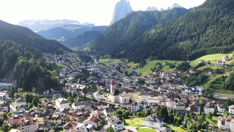 Ortisei. Panorama sul borgo  circondato dalle montagne, ripreso dall'alto con un drone..