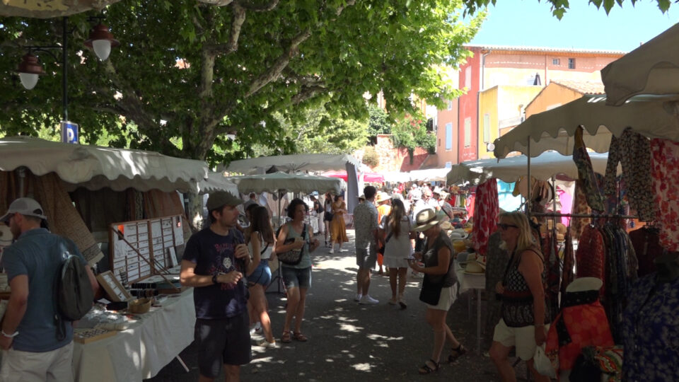 Roussillon. Piazza con mercato.