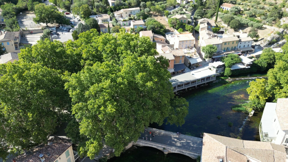 Fiume Sorgue. Fontaine de Vaucluse vista dall'alto col drone.