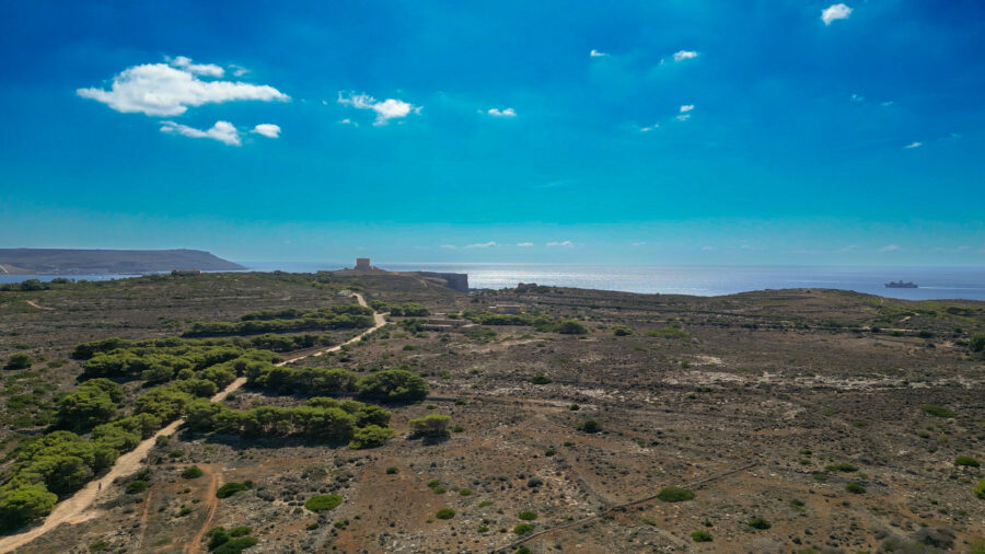 Veduta dal drone della piccola Isola di Comino